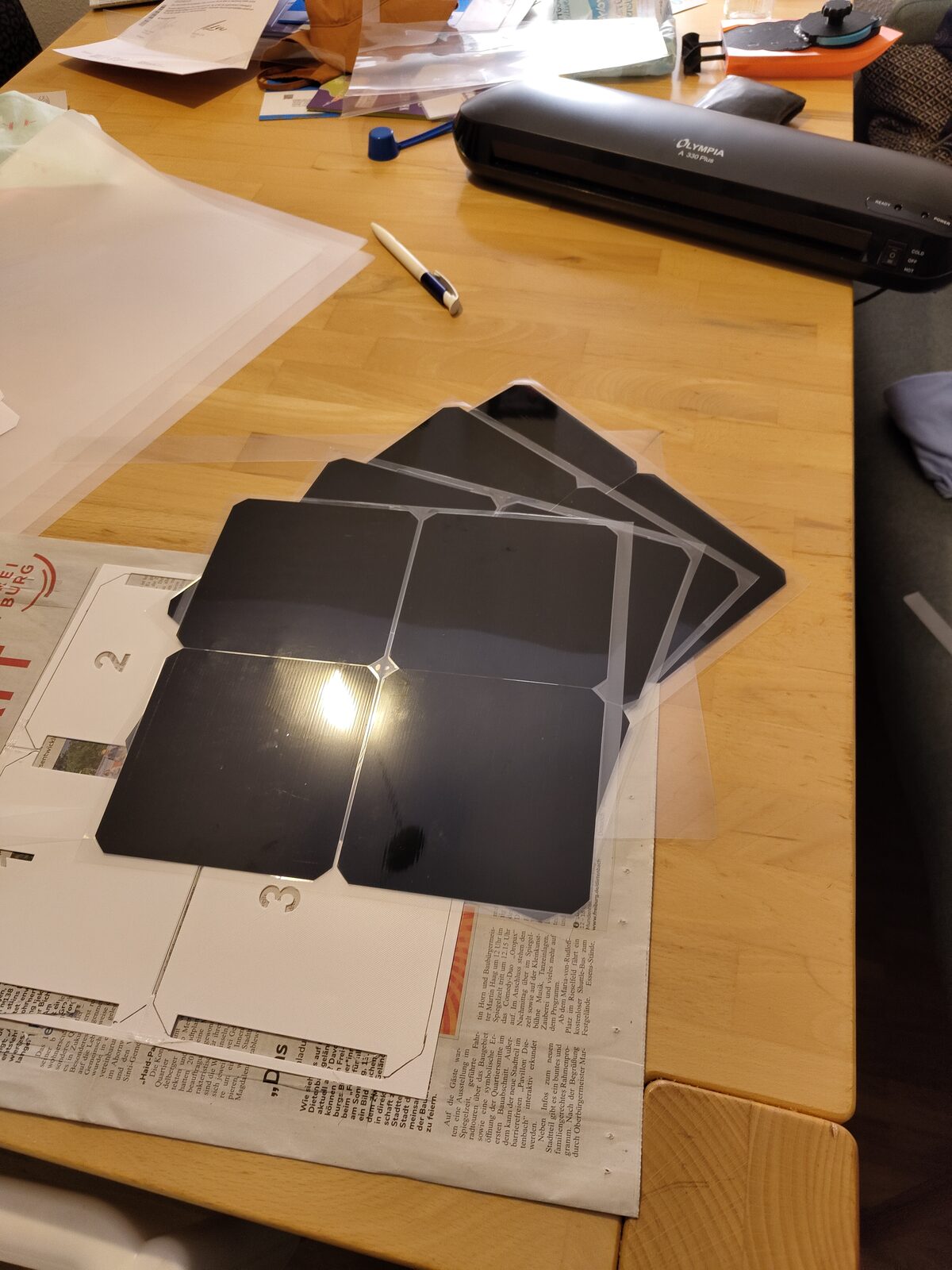 Laminierte Solarzellen-Module auf dem Arbeitstisch